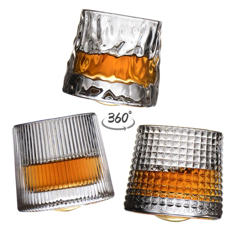 Gammaldags whiskyglasögon tumlar stenar barglas